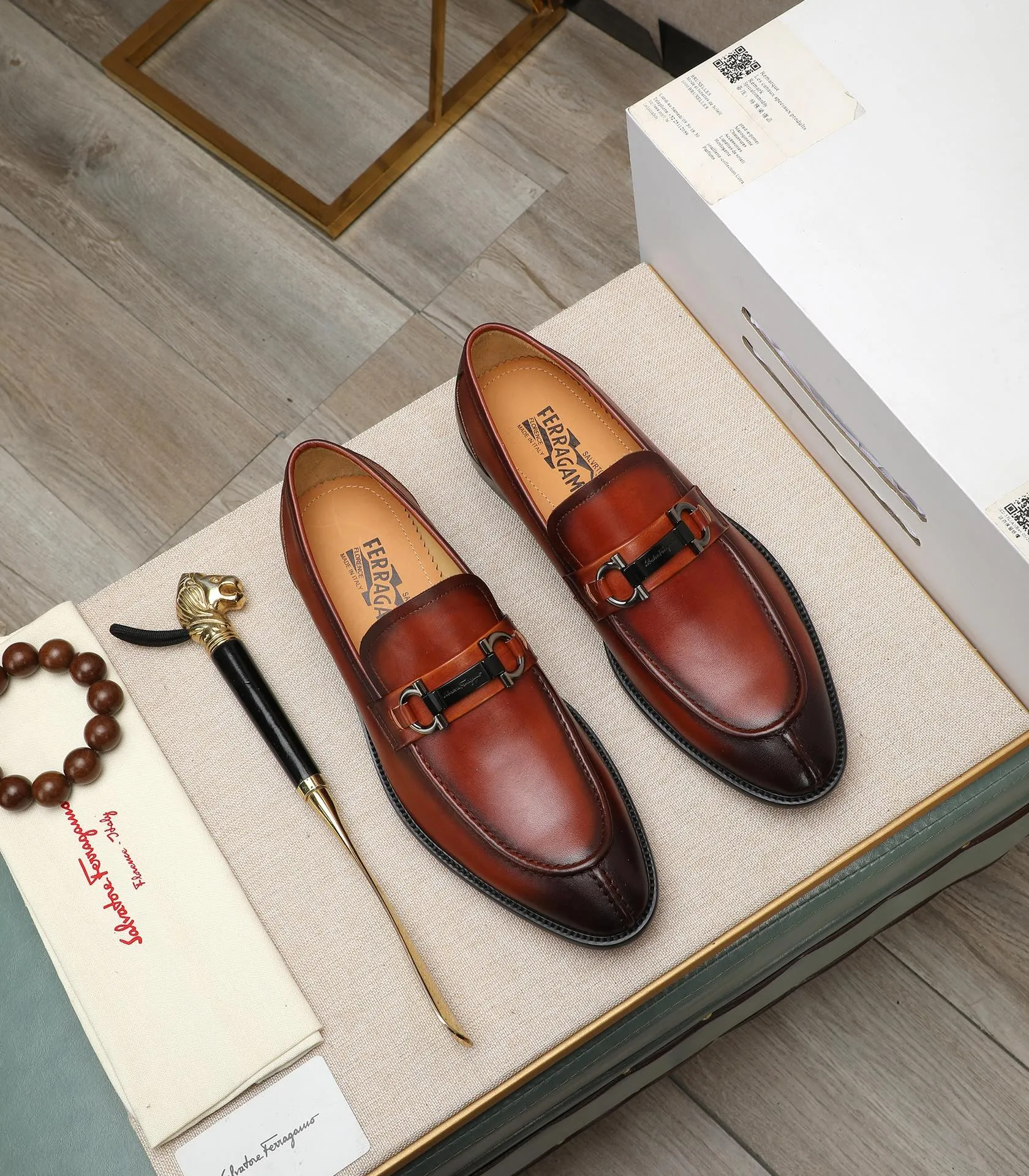 Men's shoes 💰540📛📛(water-dyed cowhide) Salvatore Ferragamo high-end (Salvatore Ferragamo) is the world's top luxury footwear brand. It comes from the fashion kingdom of Italy and is famous all over the world for its traditional handmade design and novel styles...🚶🏻🚶🏻New suit shoes are available simultaneously at the counter. This model is purely handmade. The fabric is imported from Italy's original first-layer cowhide. Soft water-dyed cowhide lining. Original authentic outsole🌀🌀Size: 38➖44 (45 customized)